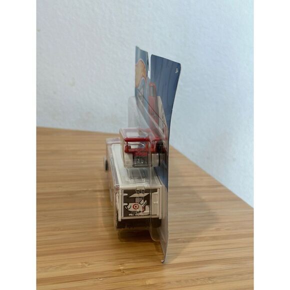 Hot Wheels Target Delivery Truck with Shopping Cart 1:64 - Picture 5 of 7